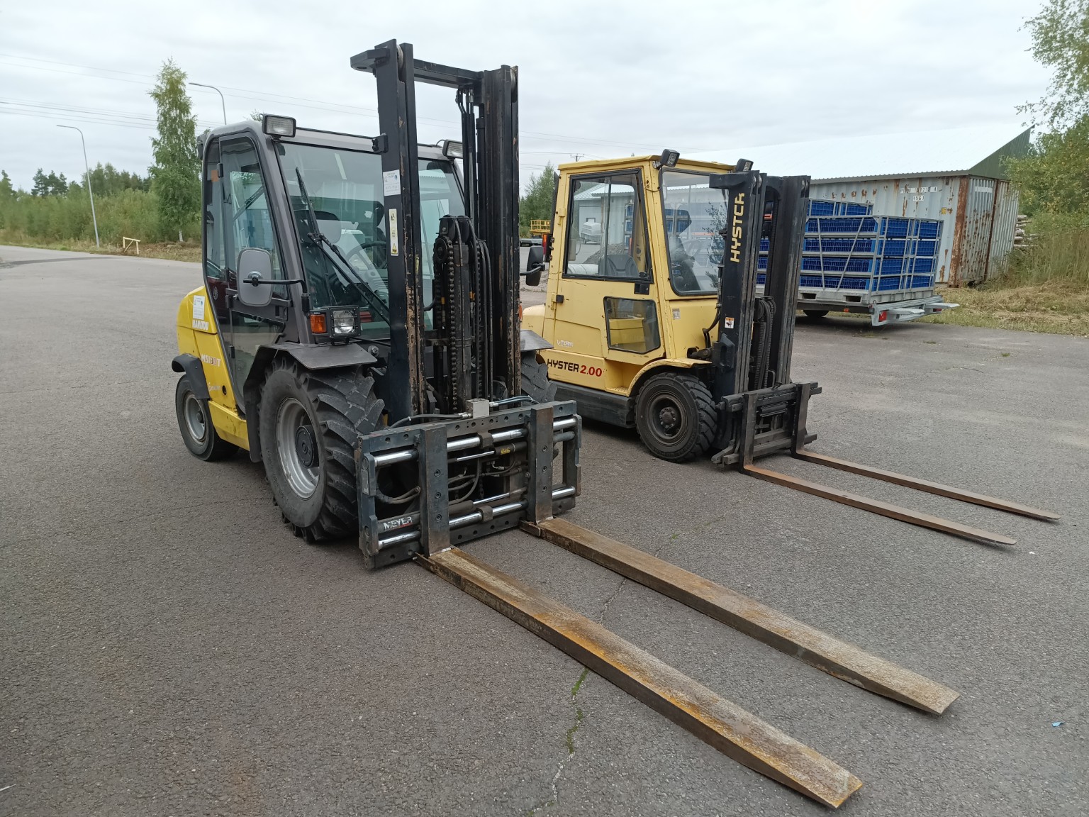 V-Teamin Manitou-maastotrukki ja Hyster-kaasutrukki