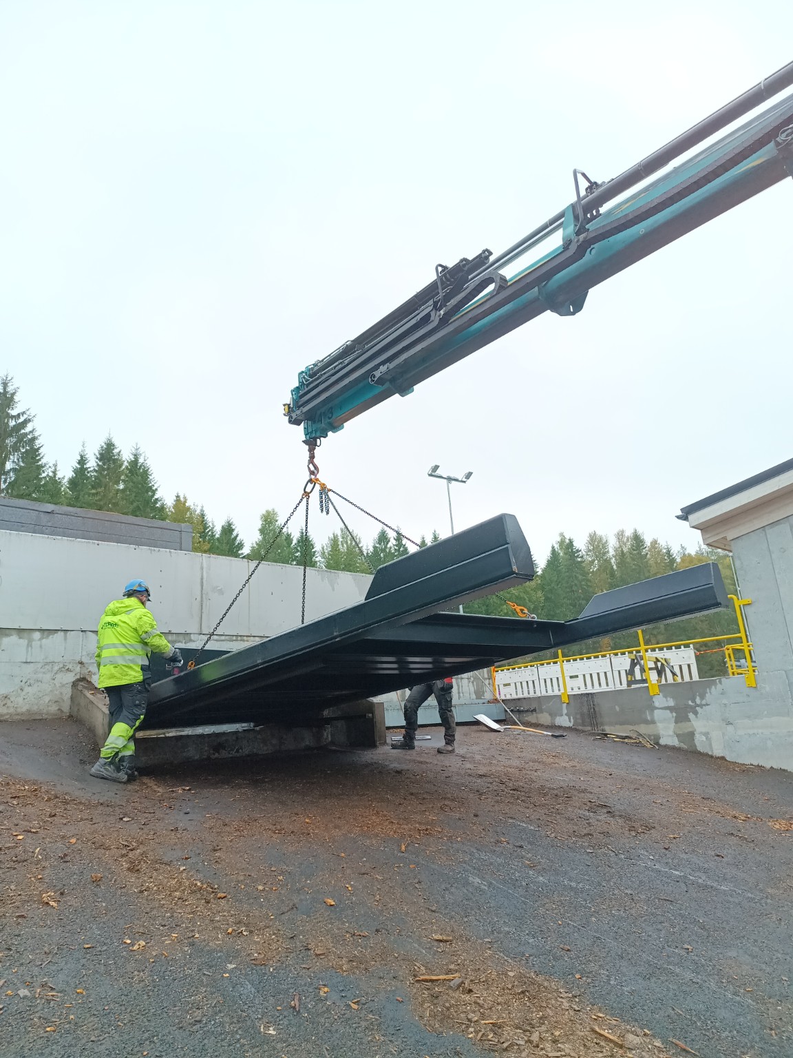 Asennukset omalla nostokalustolla